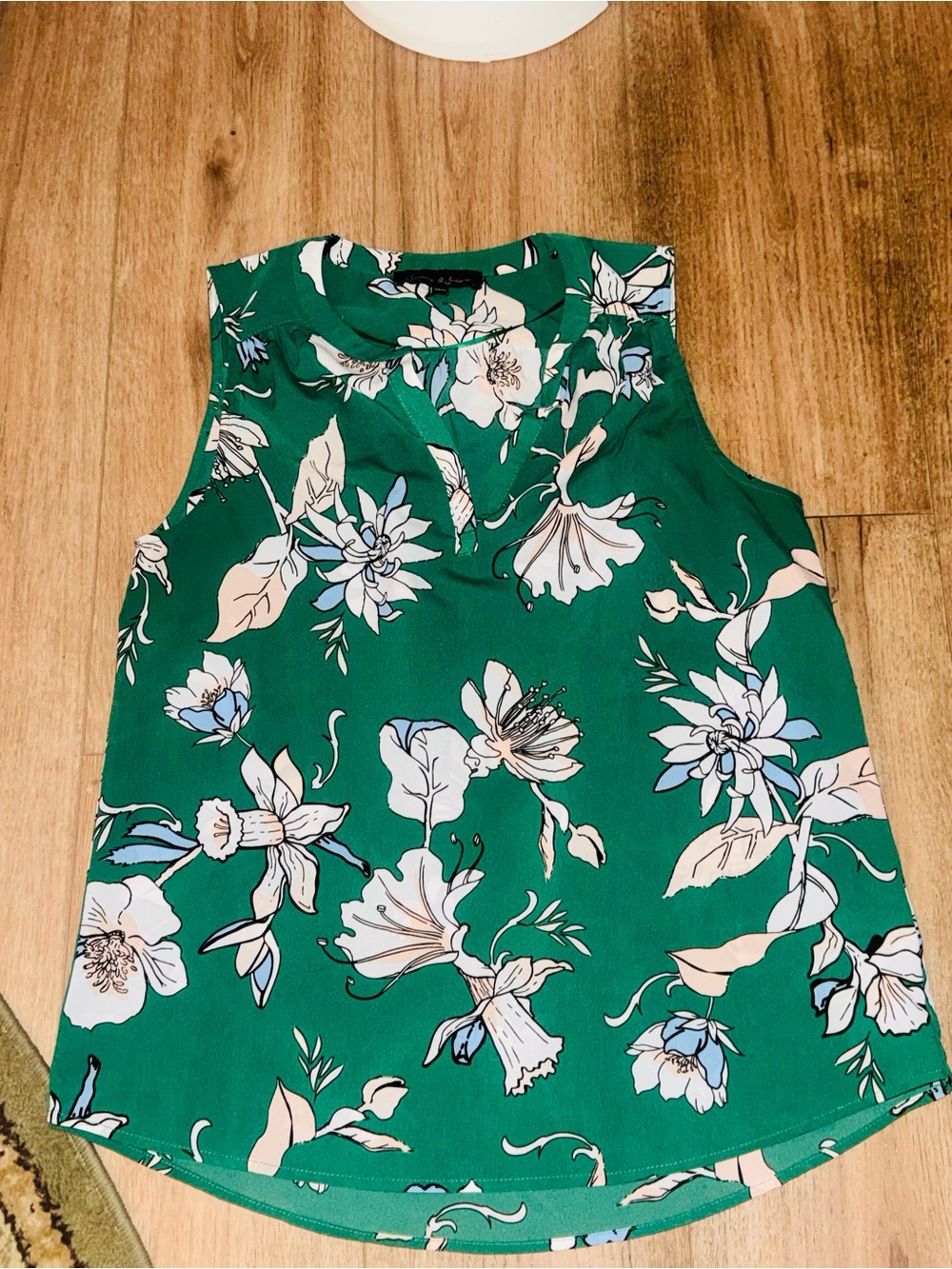 Jasmine & Juliana medium Sleeveless Floral V-Neck Shell Top - Green